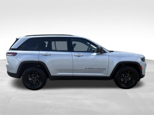 Used 2025 Jeep Grand Cherokee Altitude AWD/4WD image 20