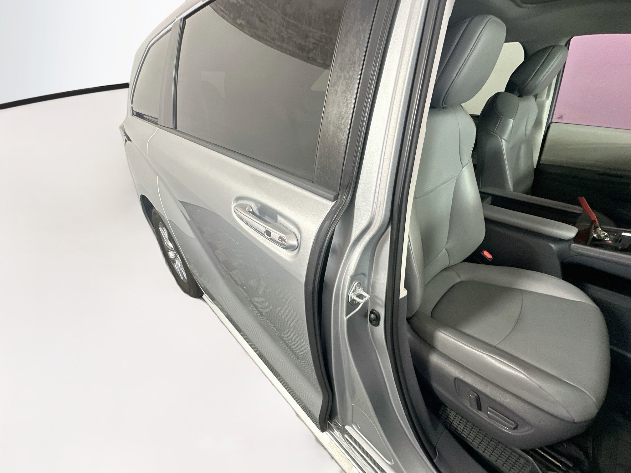 Used 2021 Toyota Sienna XLE FWD image 28