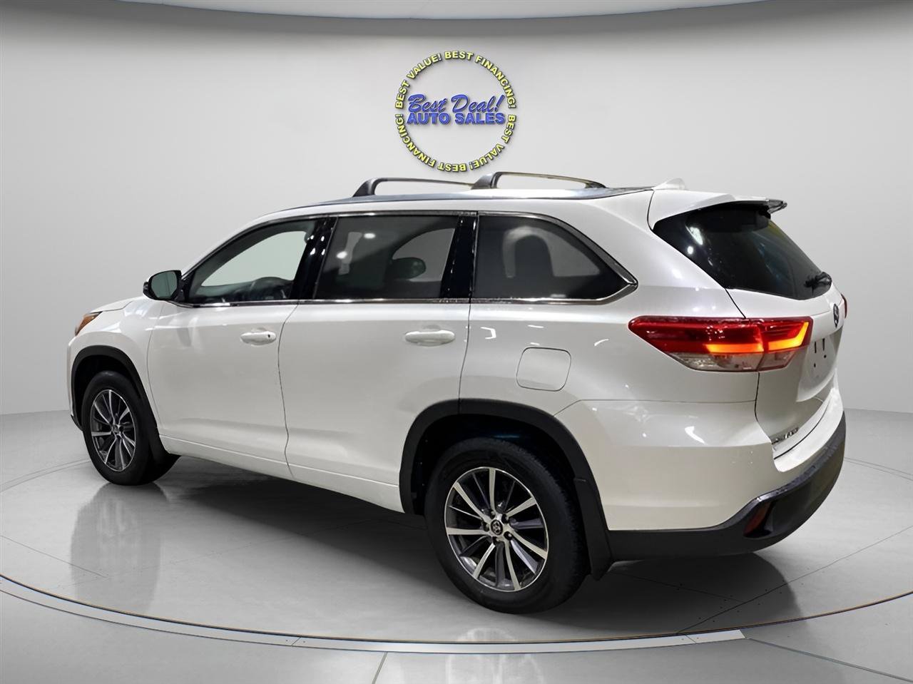 Used 2018 Toyota Highlander XLE AWD/4WD image 3