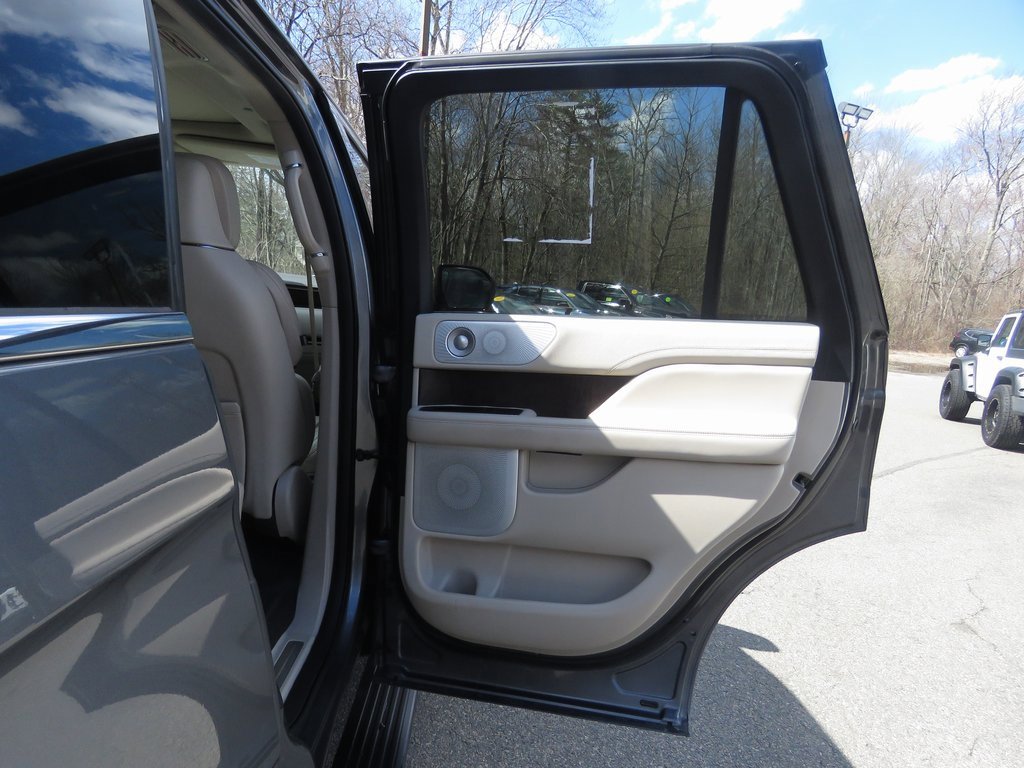 Used 2021 Lincoln Navigator Reserve w/ Luxury Package image 16
