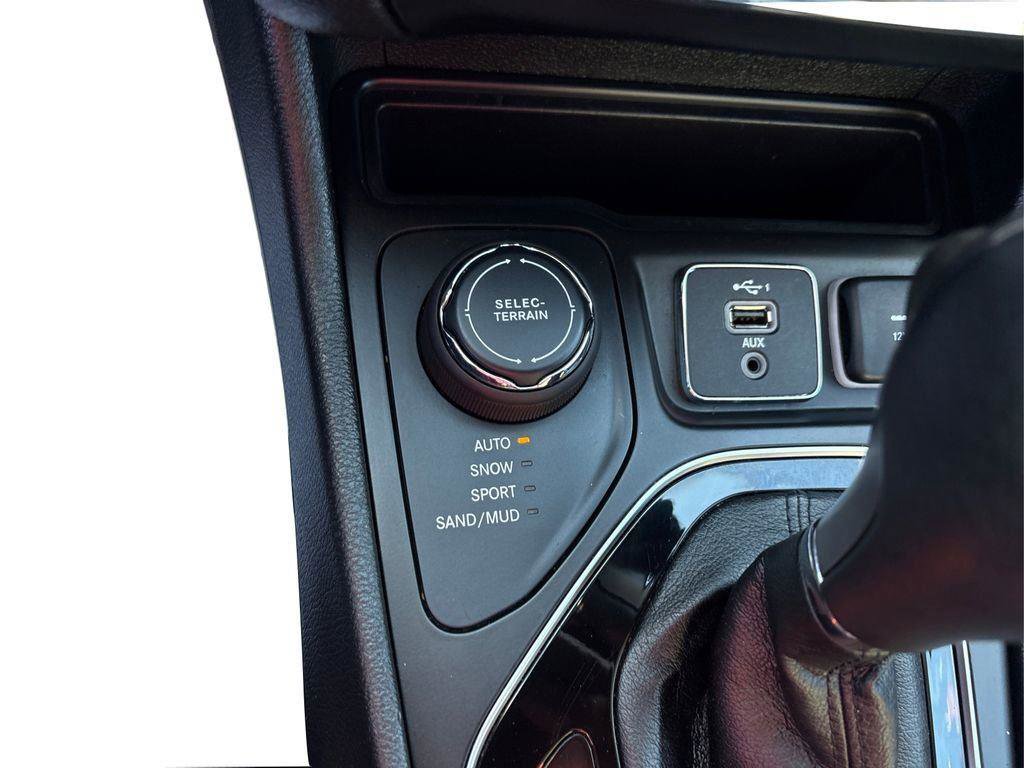 Used 2023 Jeep Cherokee Altitude Lux AWD/4WD image 27