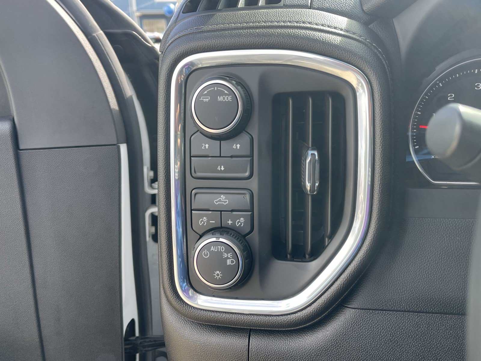 Used 2023 Chevrolet Silverado 2500 LT AWD/4WD image 25