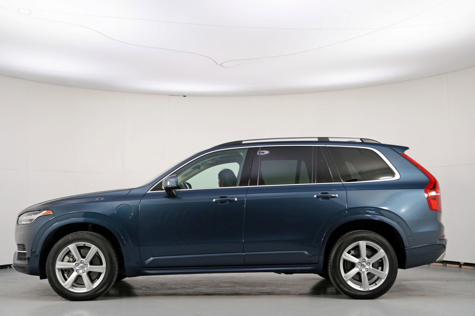 Used 2018 Volvo XC90 T8 Momentum w/ Convenience Package AWD/4WD image 8