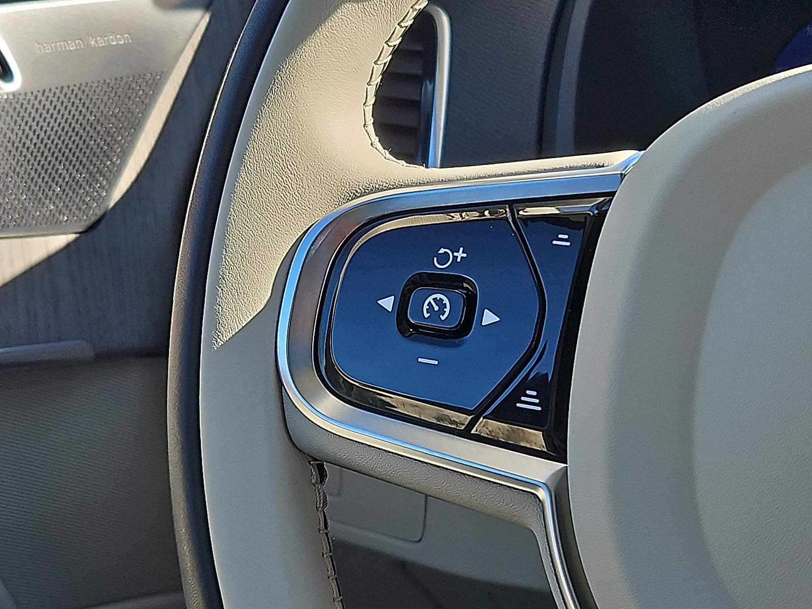 Certified 2024 Volvo XC90 B6 Plus w/ Protection Package Premier image 22