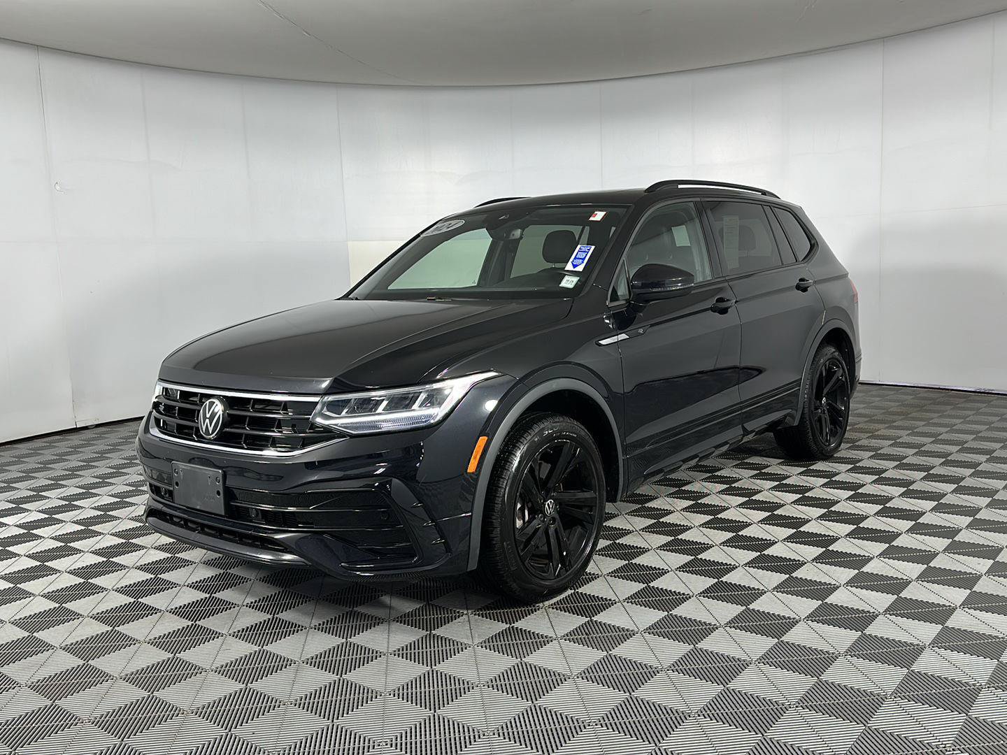 Used 2024 Volkswagen Tiguan SE R-Line AWD/4WD image 6