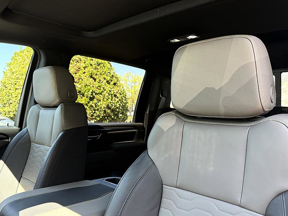 Used 2025 Chevrolet Silverado 2500 ZR2 w/ Technology Package image 16