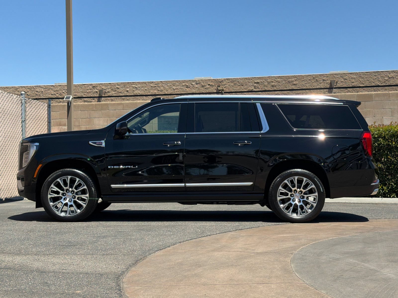 New 2026 GMC Yukon XL Denali w/ Denali Reserve Package AWD/4WD image 7