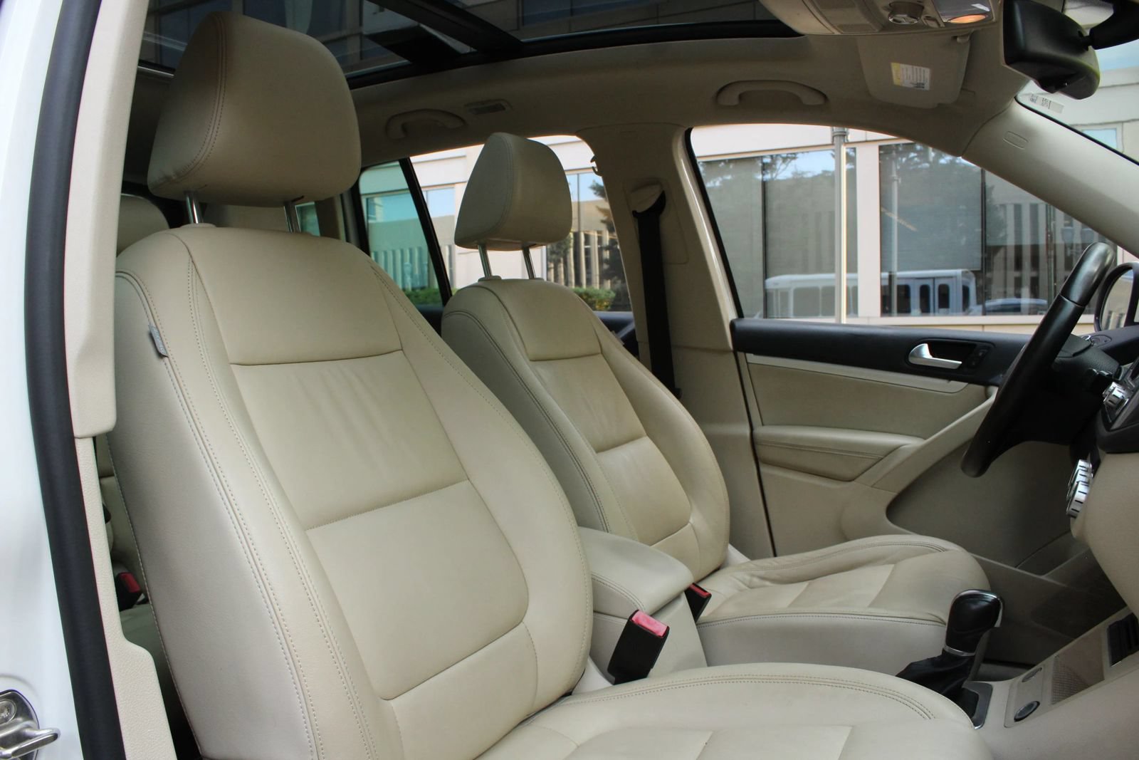 Used 2013 Volkswagen Tiguan SEL FWD image 38