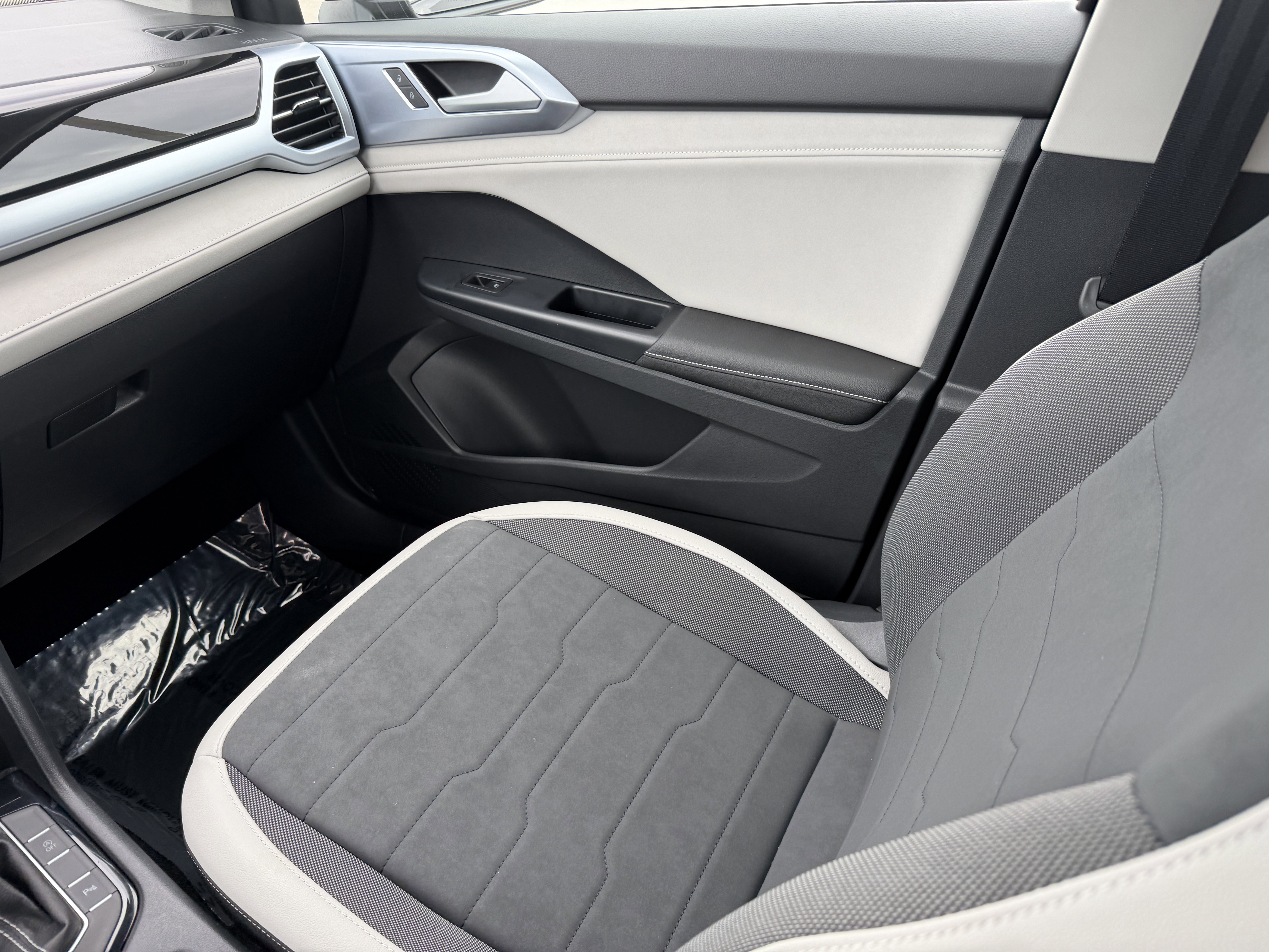 Used 2025 Volkswagen Taos SE image 15