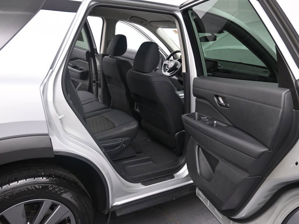 Used 2024 Nissan Pathfinder SV image 17