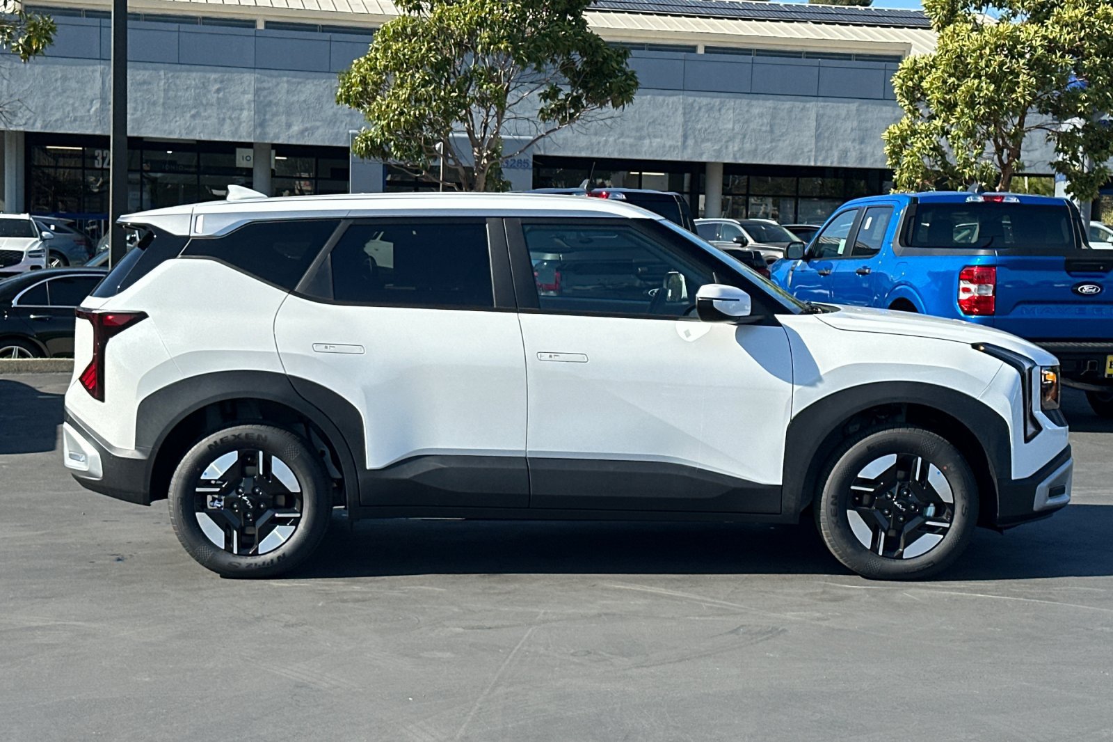 New 2027 Kia Seltos LX FWD image 3