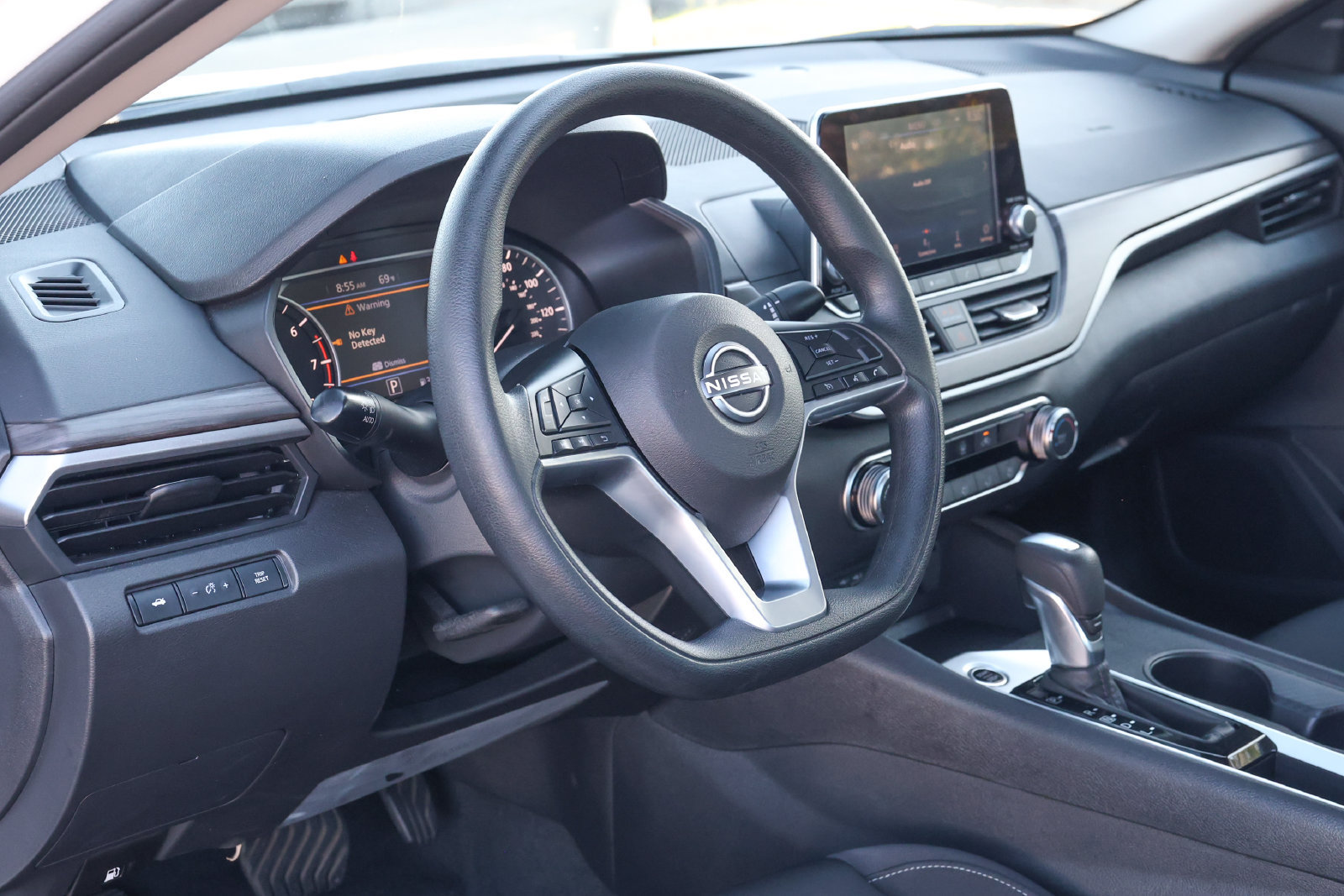 Used 2025 Nissan Altima 2.5 SV FWD image 12