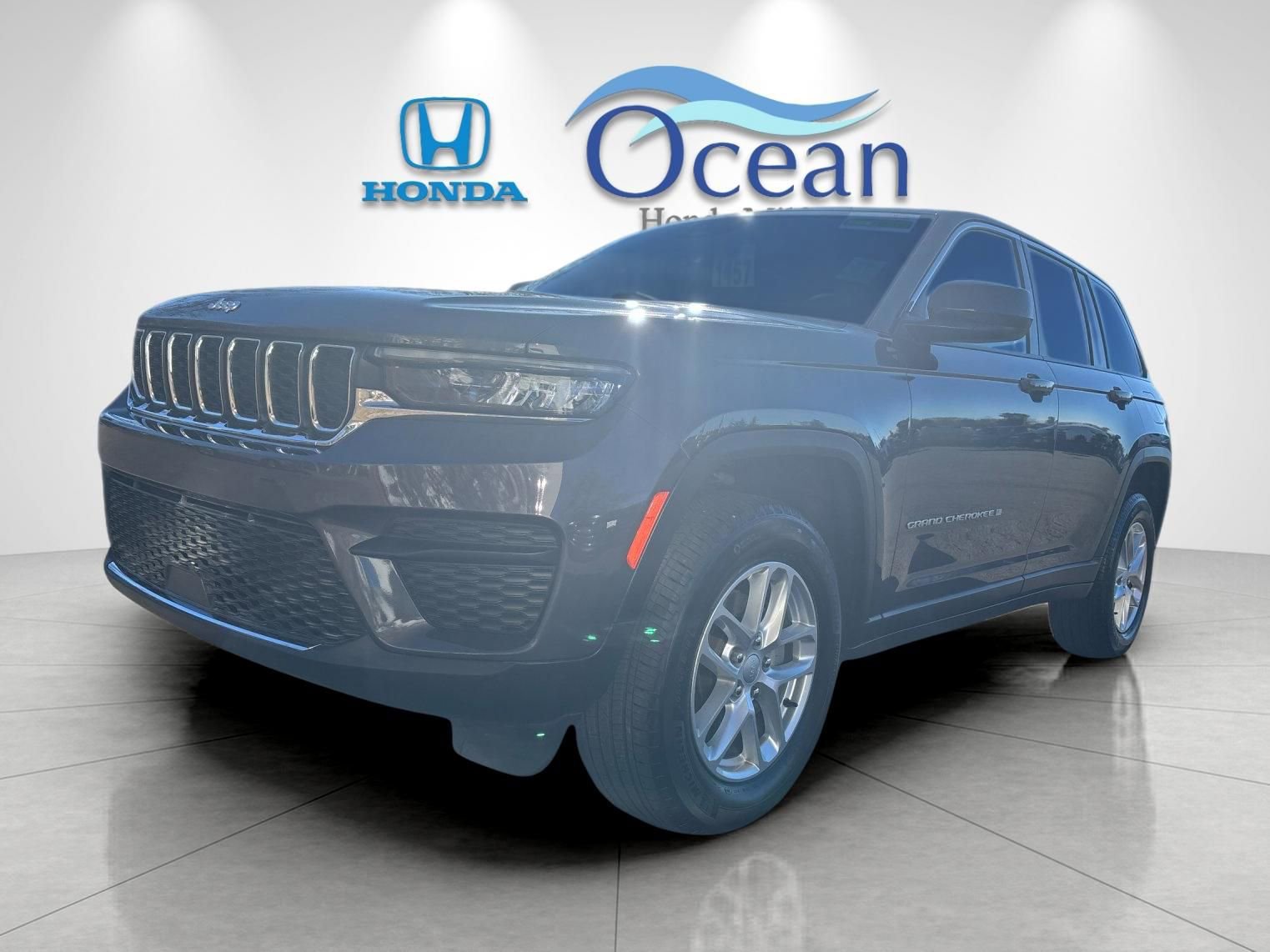 Used 2024 Jeep Grand Cherokee Laredo X w/ Luxury Tech Group I image 1