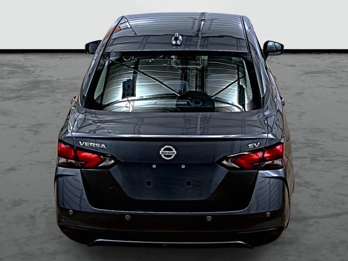 Used 2022 Nissan Versa SV image 3