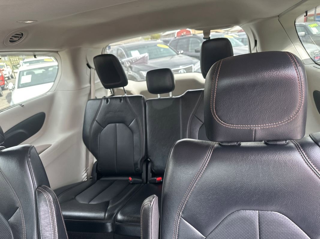 Used 2018 Chrysler Pacifica Touring-L FWD image 36