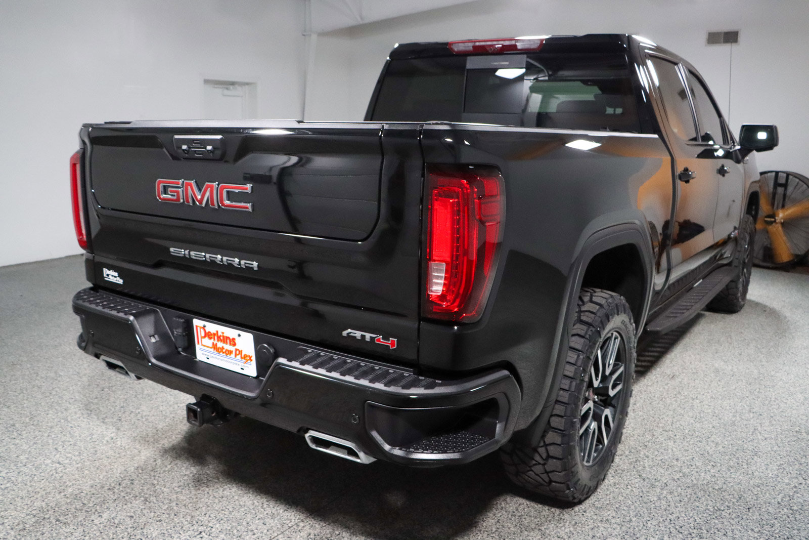 Used 2024 GMC Sierra 1500 AT4 w/ Technology Package AWD/4WD image 8