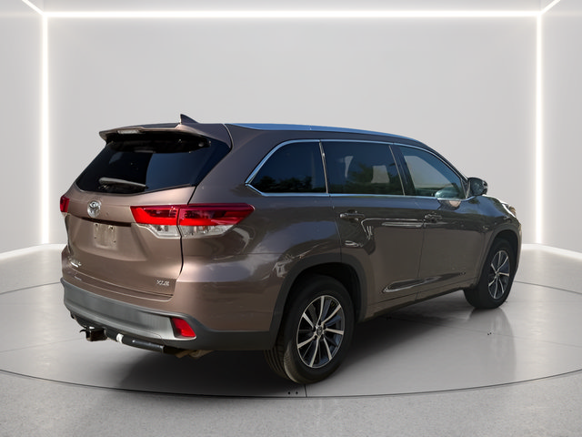 Used 2017 Toyota Highlander XLE FWD image 4