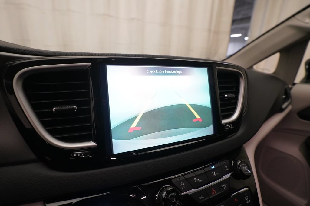 Used 2024 Chrysler Pacifica Touring-L FWD image 21