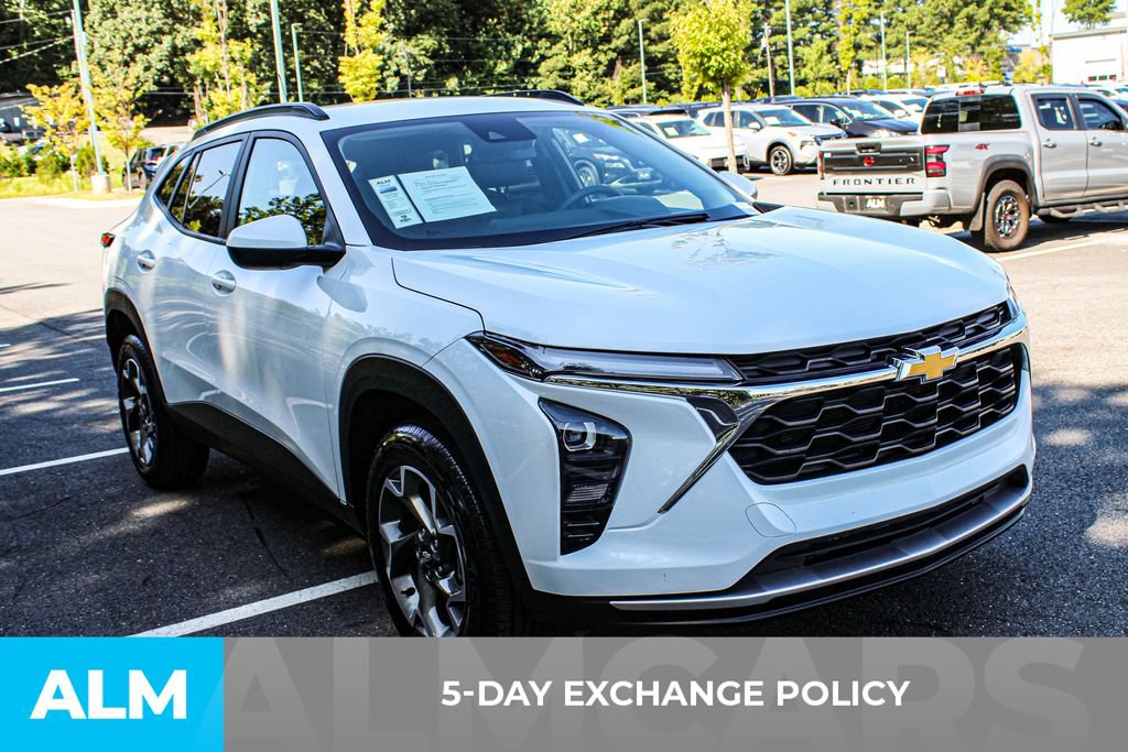 Used 2025 Chevrolet Trax LT FWD image 3