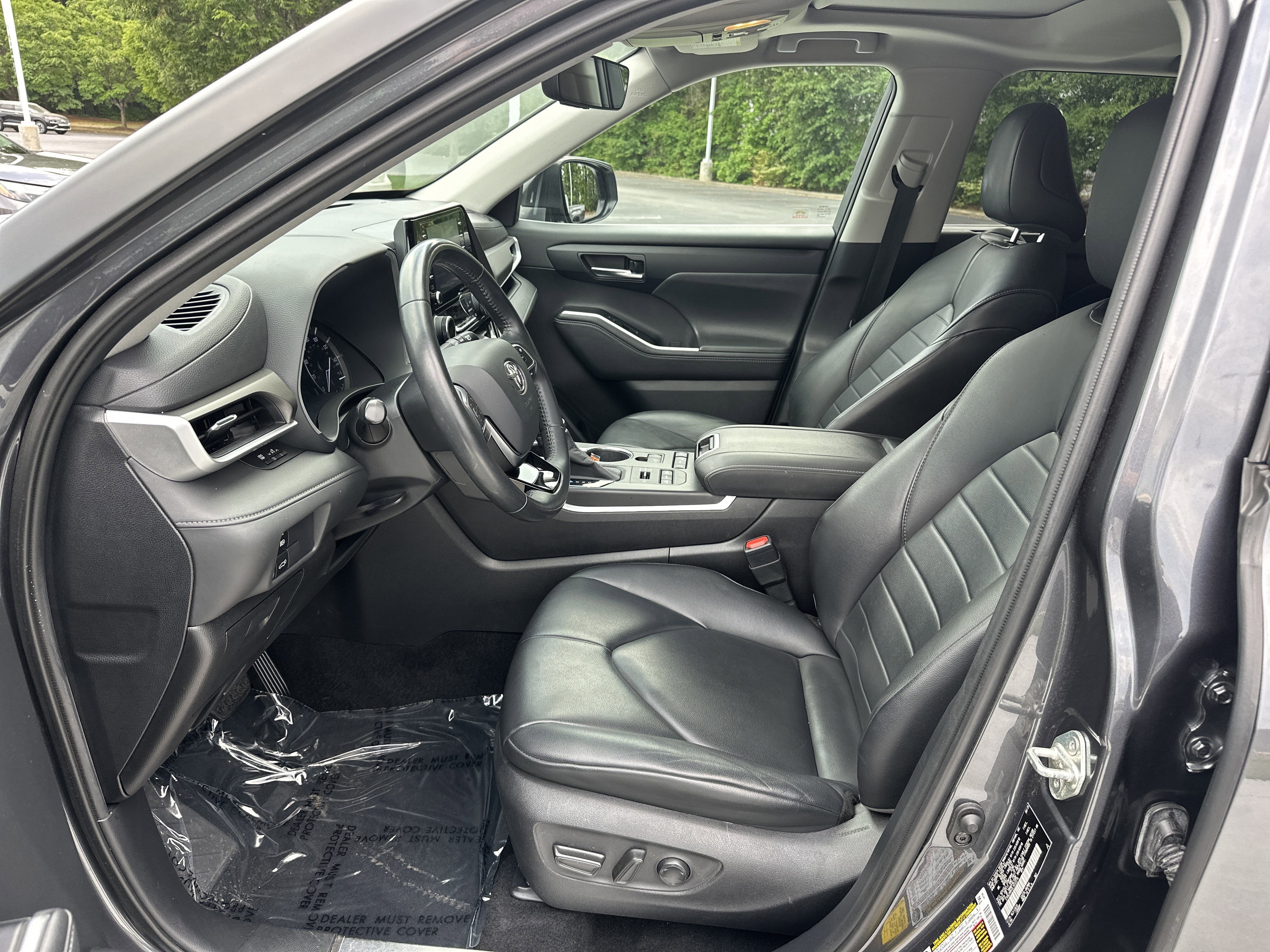 Used 2020 Toyota Highlander XLE AWD/4WD image 16