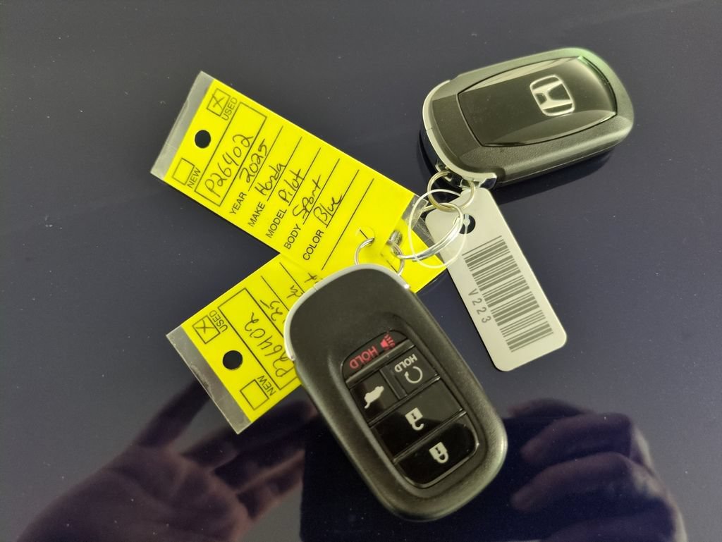 Used 2025 Honda Pilot Sport image 27