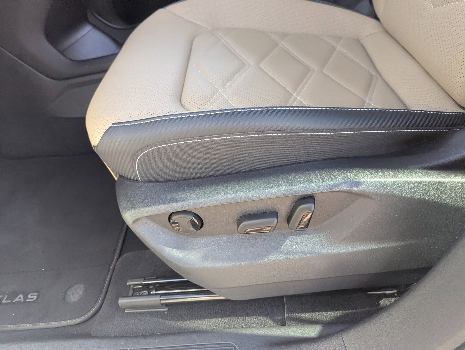 Used 2024 Volkswagen Atlas Cross Sport SE image 28