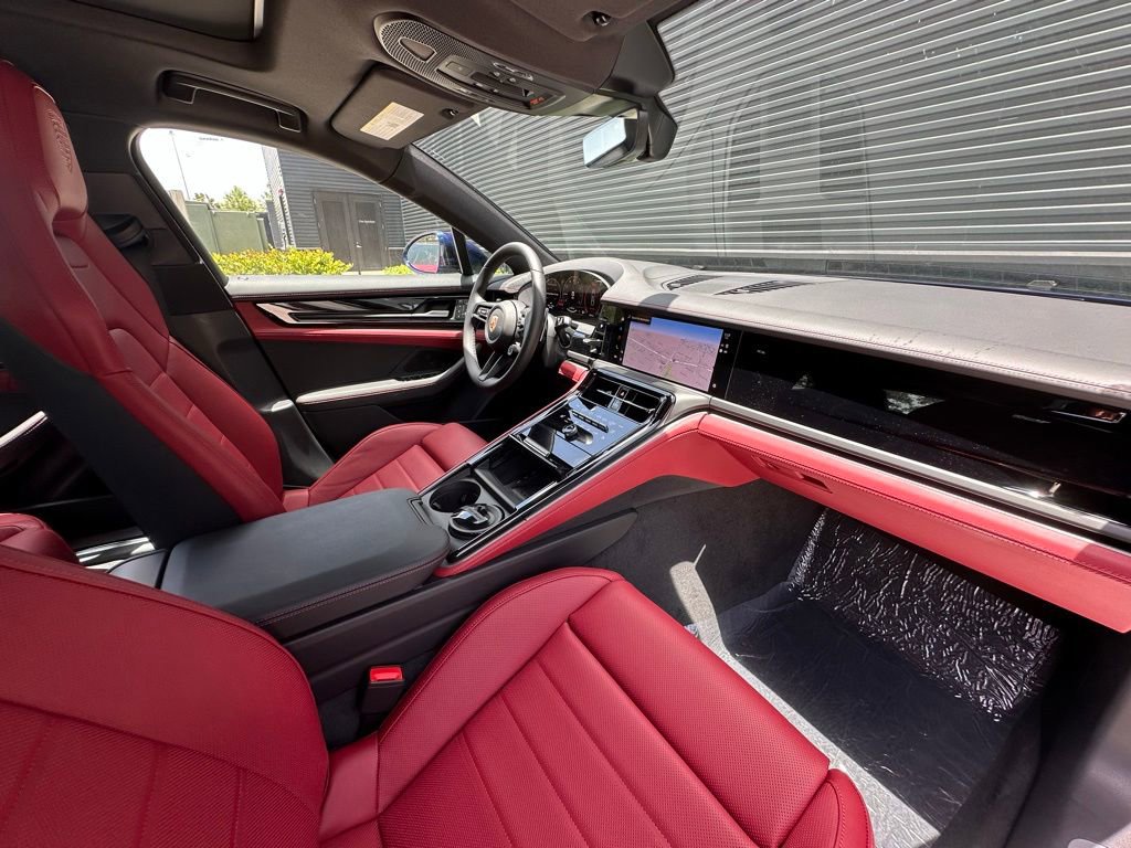 Used 2025 Porsche Panamera image 36