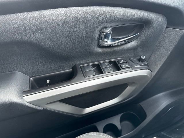 Used 2020 Nissan Titan SV image 32