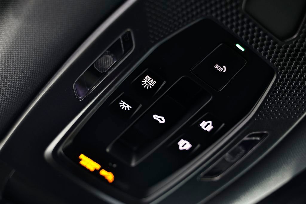 Certified 2025 Porsche Cayenne AWD/4WD image 35