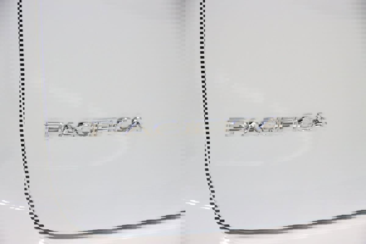 Used 2024 Chrysler Pacifica Touring-L image 9