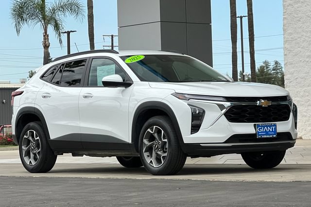 Used 2025 Chevrolet Trax LT FWD image 2