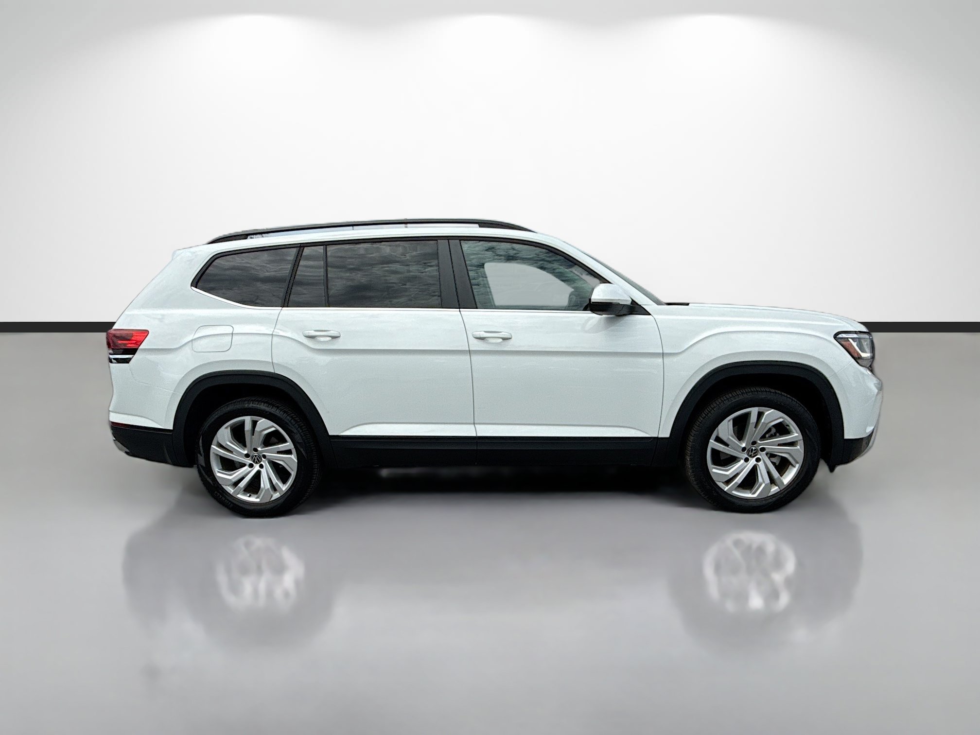 Used 2023 Volkswagen Atlas SE w/ Panoramic Sunroof Package FWD image 2