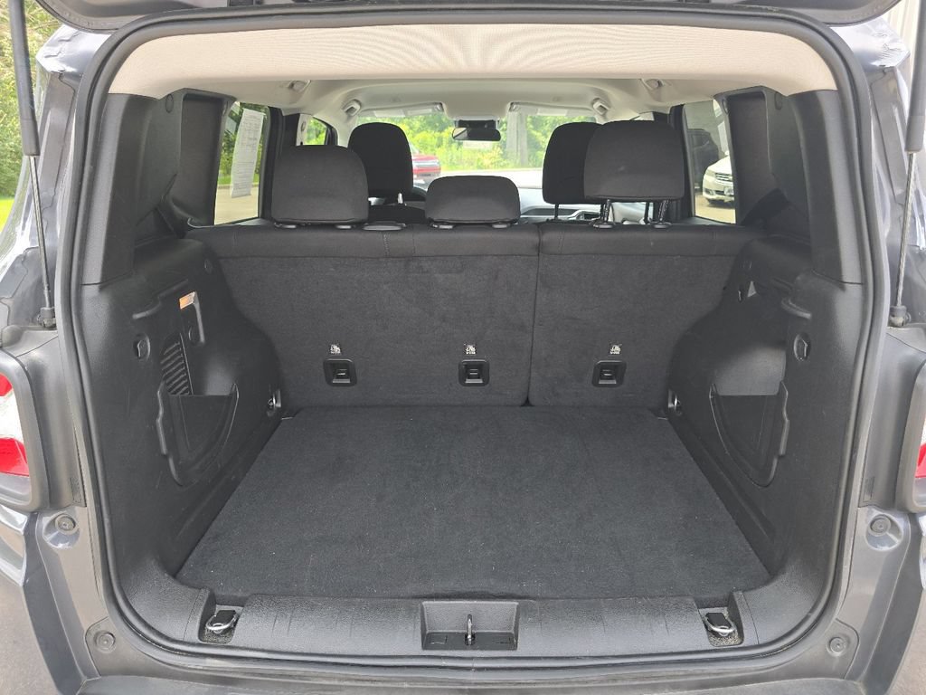 Used 2023 Jeep Renegade Latitude AWD/4WD image 16