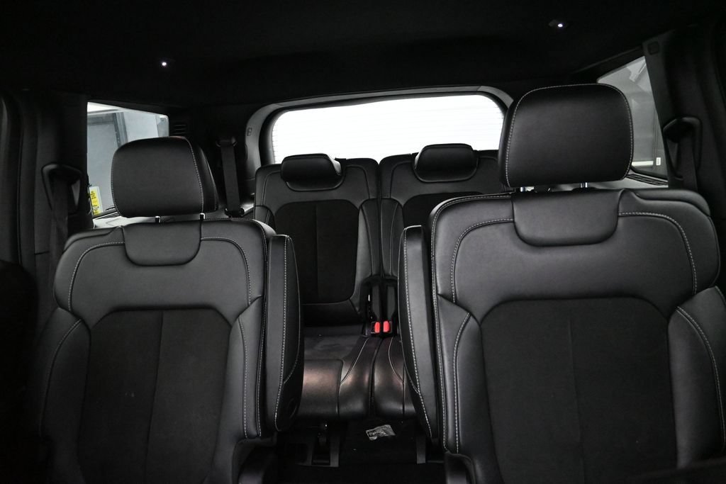 Used 2023 Jeep Grand Cherokee L Laredo RWD image 17