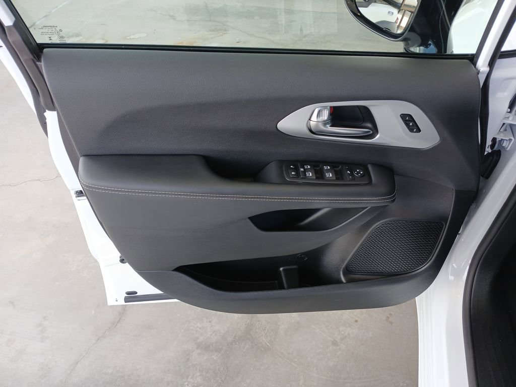 Used 2025 Chrysler Pacifica Limited image 23