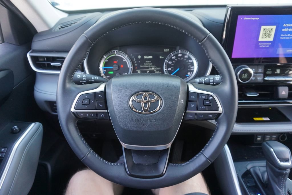 Used 2023 Toyota Highlander XLE AWD/4WD image 3
