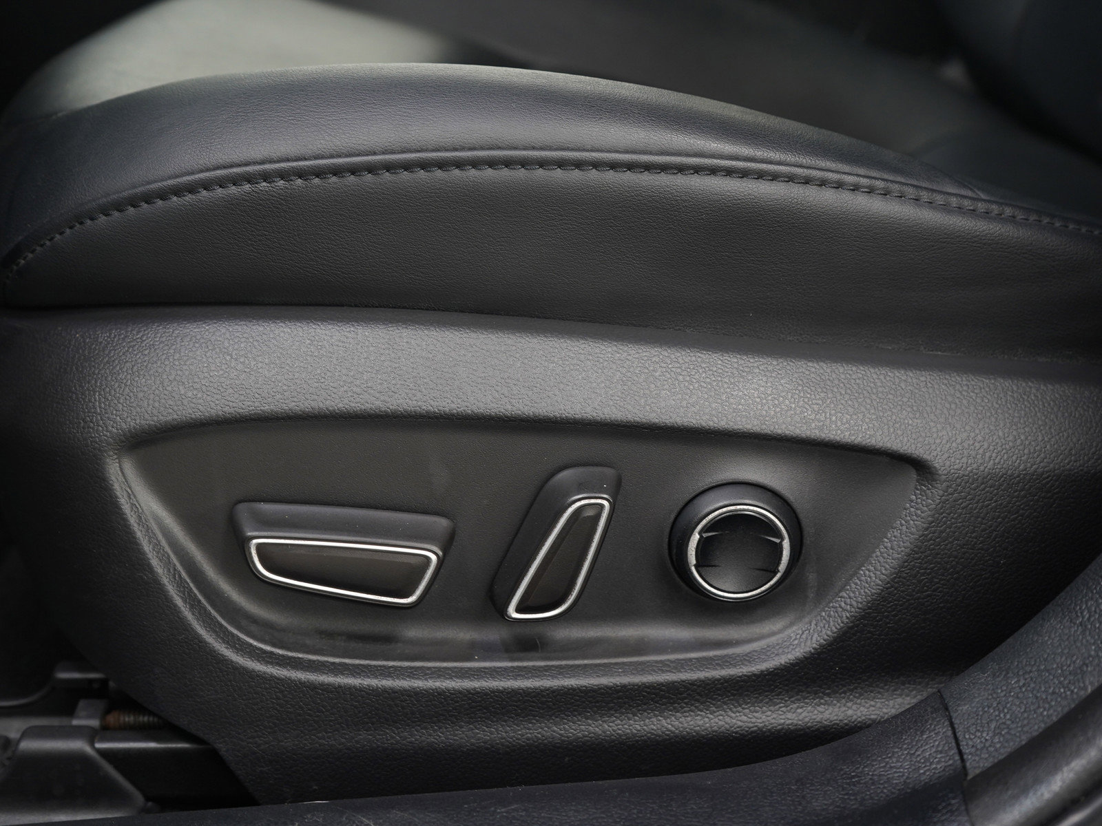 Used 2017 Toyota Prius Prime Premium image 22