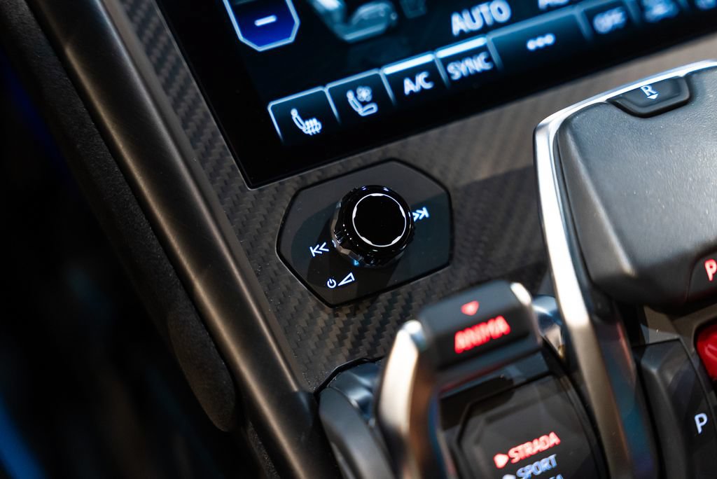 Used 2024 Lamborghini Urus Performante AWD/4WD image 24