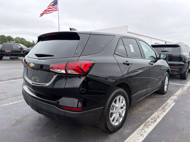 Used 2023 Chevrolet Equinox LS w/ LS Convenience Package FWD image 3