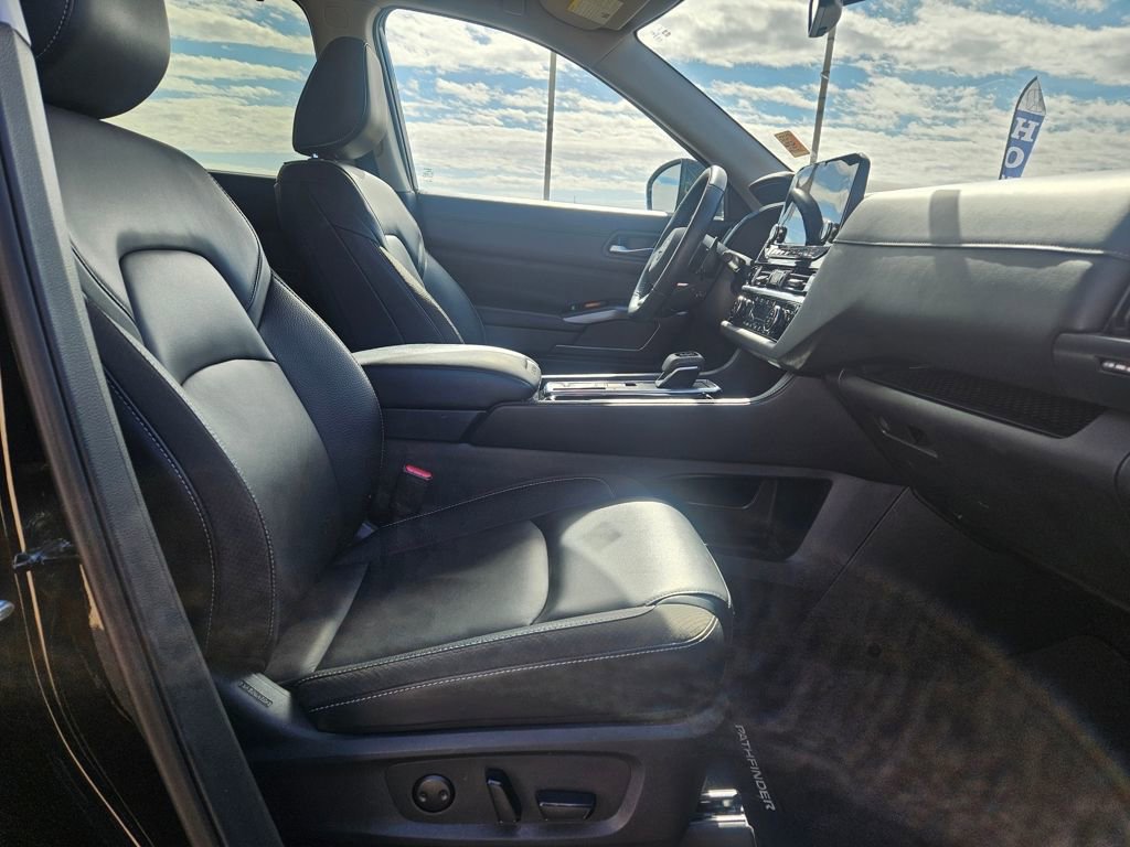 Used 2025 Nissan Pathfinder SL image 14