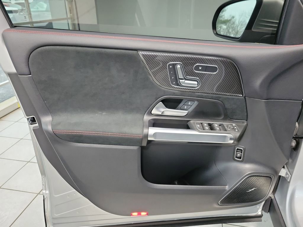 Used 2024 Mercedes-Benz GLB 35 AMG 4MATIC image 40
