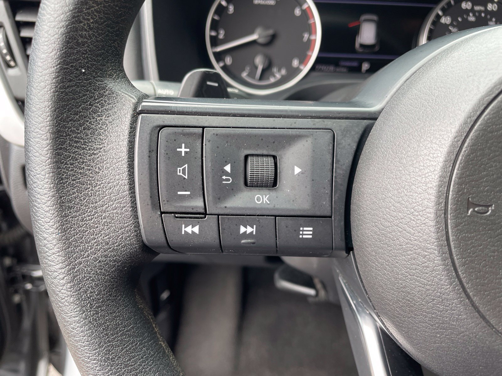Used 2023 Nissan Rogue S FWD image 17
