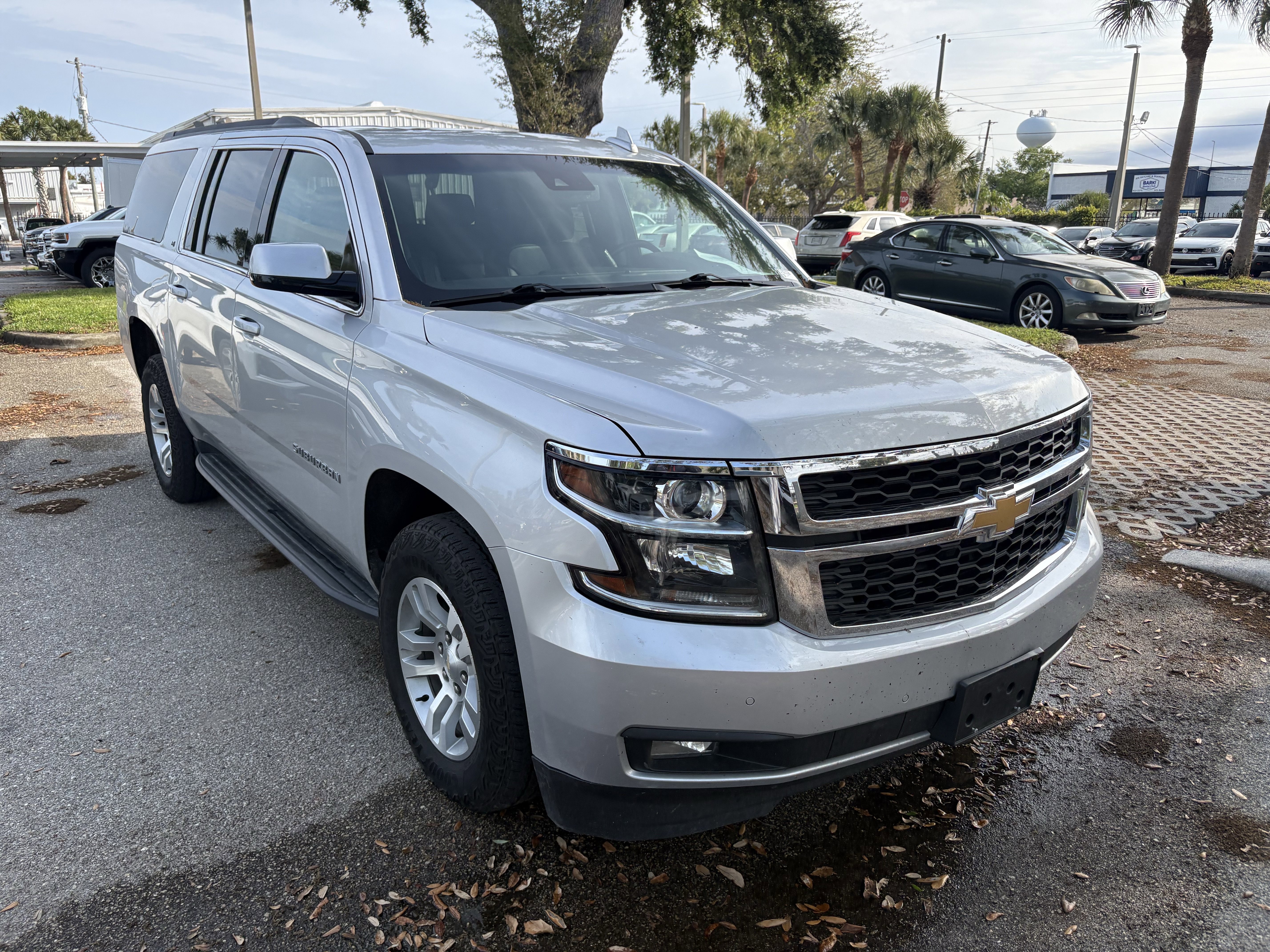 Used 2019 Chevrolet Suburban LT image 1