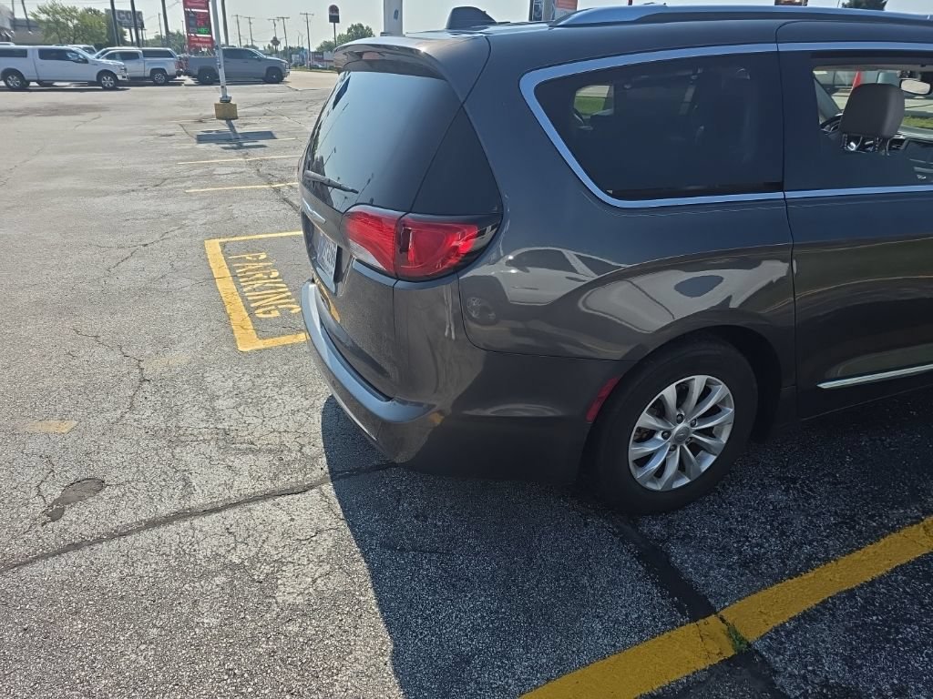 Used 2018 Chrysler Pacifica Touring-L FWD image 4