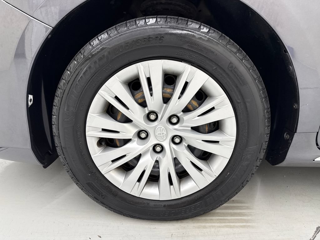 Used 2012 Toyota Camry LE FWD image 9