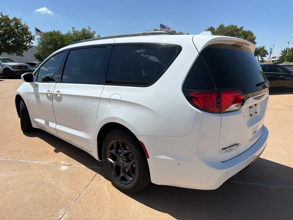 Used 2020 Chrysler Pacifica Touring-L Plus w/ Advanced Safetytec Group FWD image 2