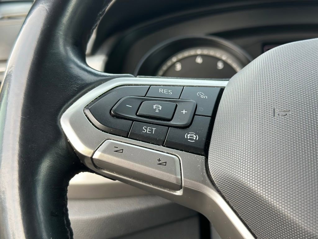 Used 2020 Volkswagen Atlas Cross Sport SE w/ Panoramic Sunroof Package image 32