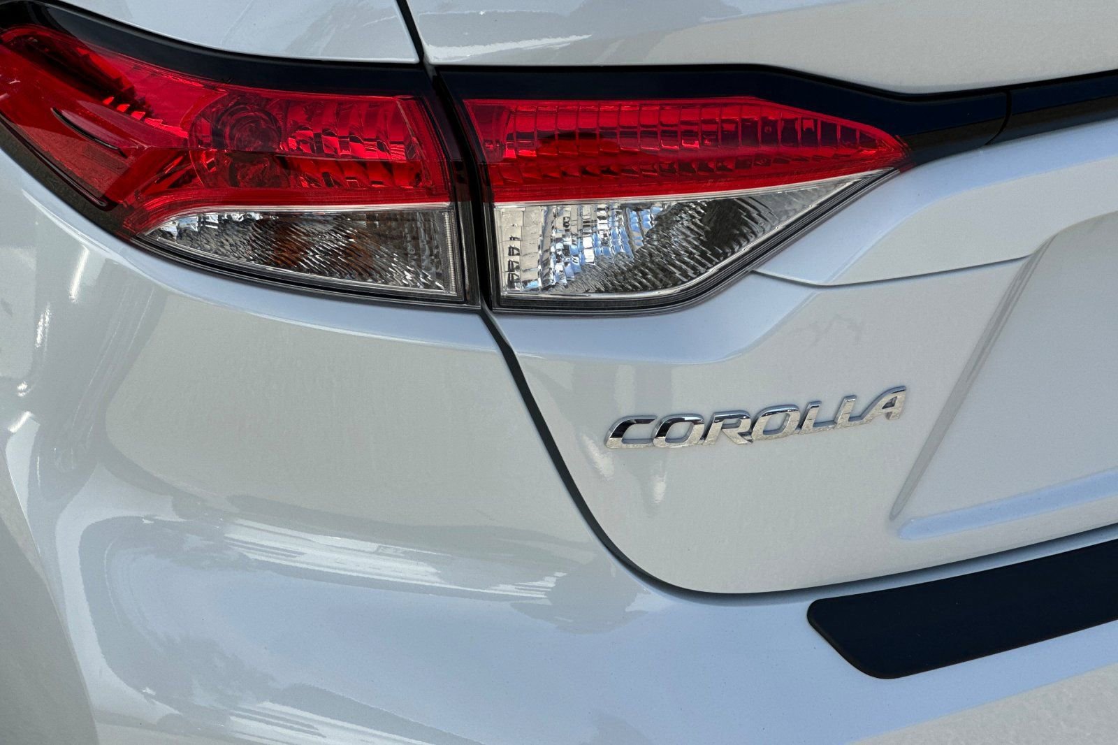 Used 2020 Toyota Corolla LE w/ Carpet Mat Package (TMS) image 25