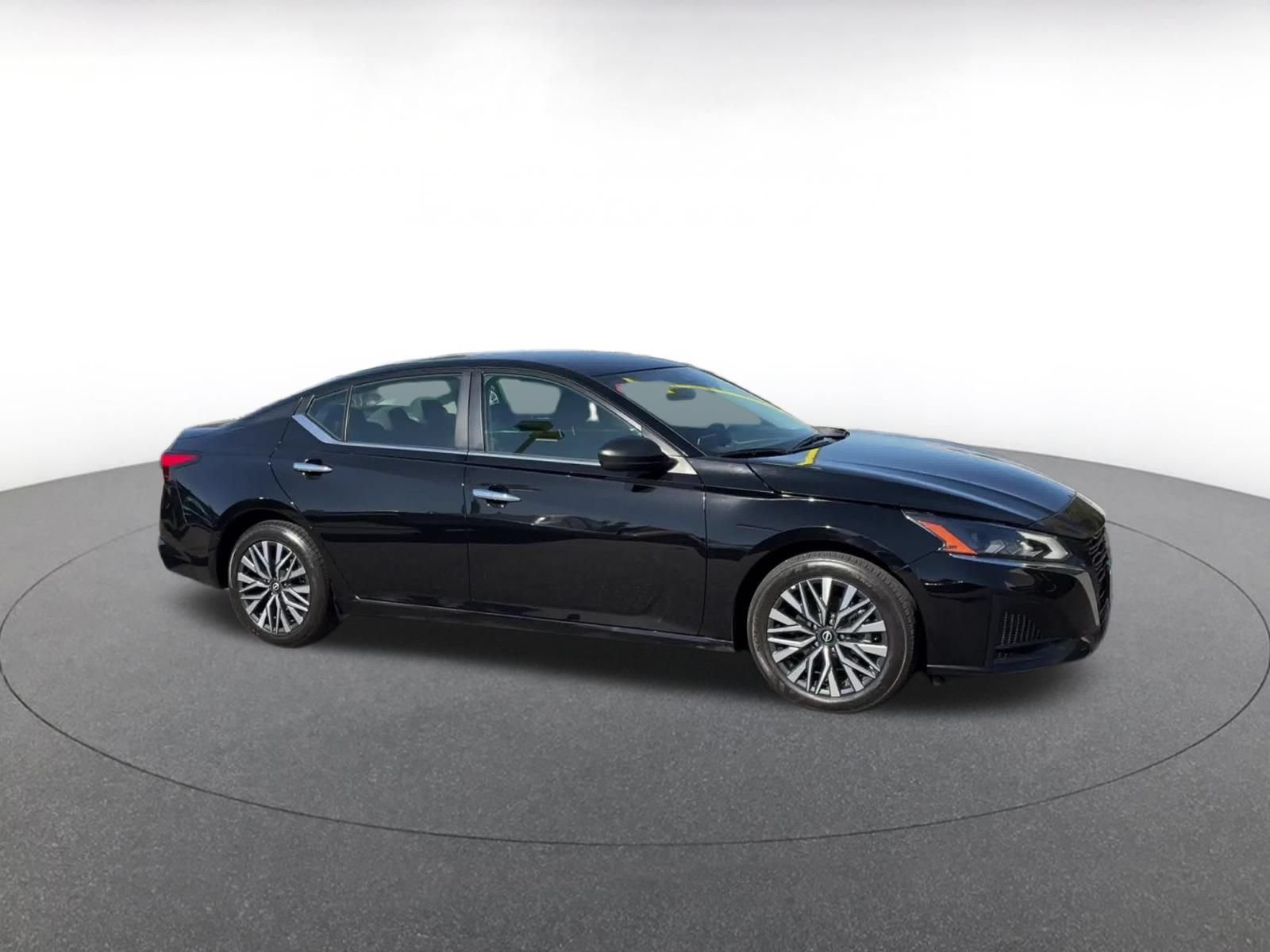 Used 2025 Nissan Altima 2.5 SV FWD image 2
