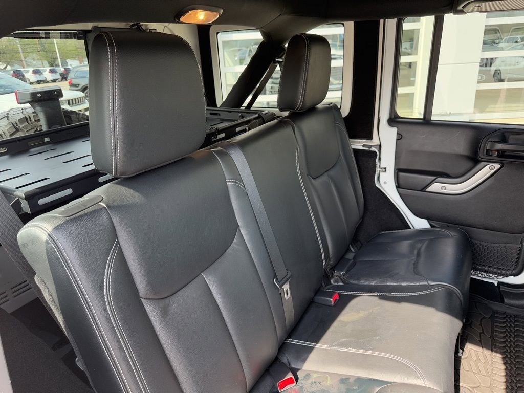Used 2015 Jeep Wrangler Unlimited Rubicon w/ Connectivity Group AWD/4WD image 37